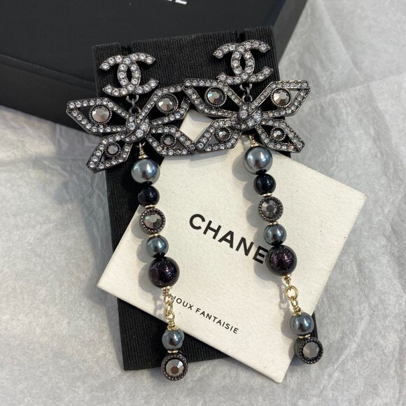 Chanel Butterfly Eyes Dangle Earrings Pearl CC Logo Black Dark Gray - Picture 4 of 7
